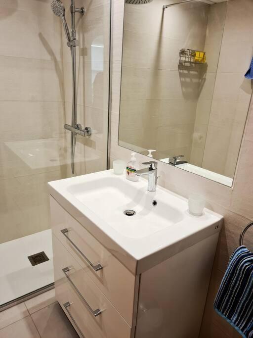 Estepona Port Beachside Apartment - Marina Bay المظهر الخارجي الصورة